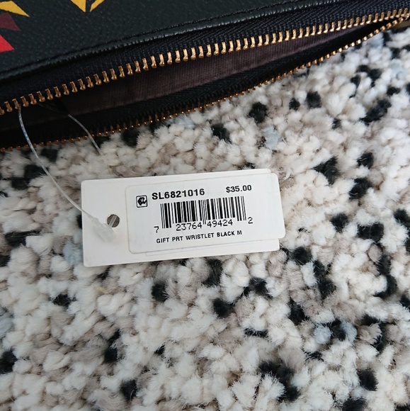 NWT Fossil wristlet, black with geometric pattern - Picture 4 of 4